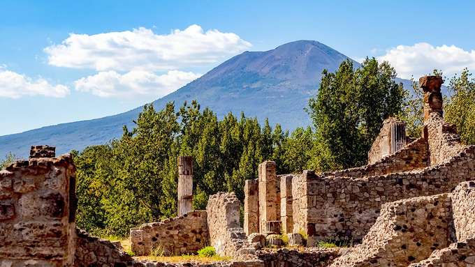 Vulkanismus und Gesellschaft Ruinen vor Vulkan