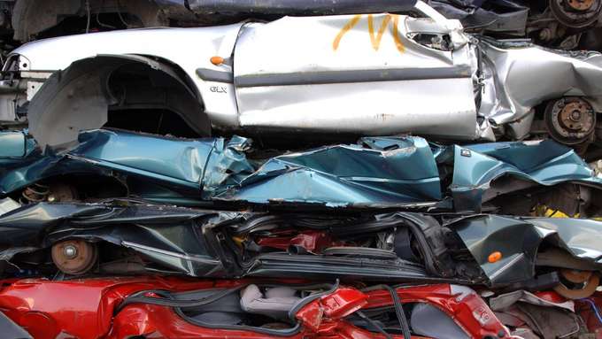 Gestapelte Autos Schrott Recycling alter Fahrzeuge