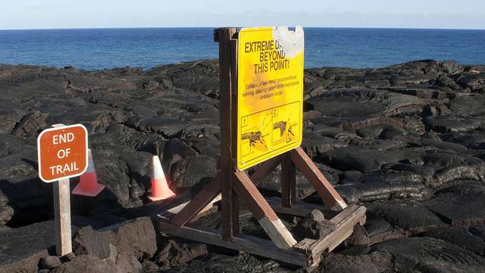 Vulkanismus und Tourismus schwarze Lava mit roten Schild, End of Trail