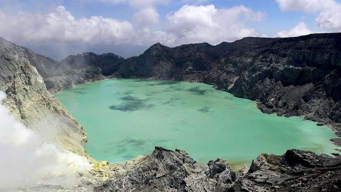 Vulkanische Seen Blick auf türkis-farbenen See